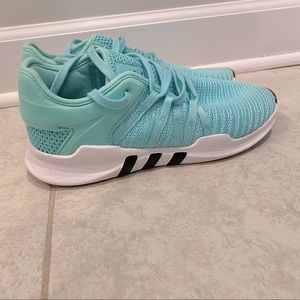 Adidas size 8.5 gym shoes